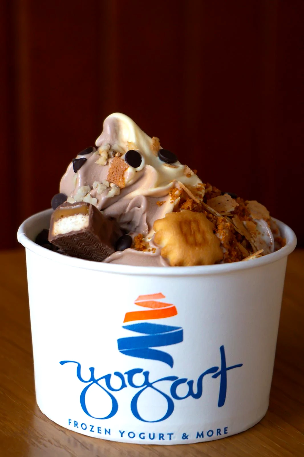 Çikolata ve bisküvi parçalarıyla Yogart frozen yogurt kabı